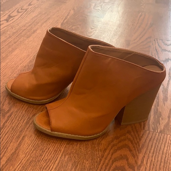 Qupid Peep Toe Platform Sandal - Picture 2 of 5